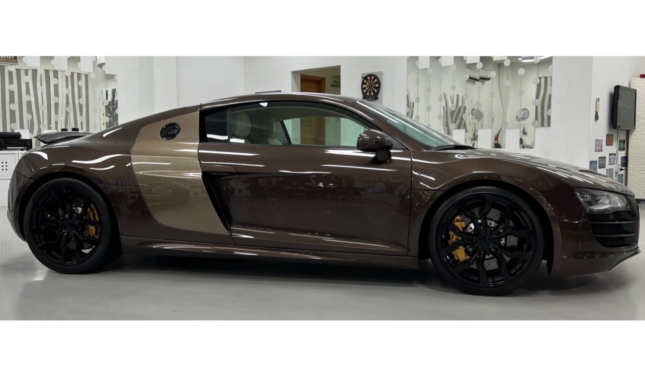 أودي R8 GCC .. FSH .. Low Mileage .. Perfect Condition .. V10 .