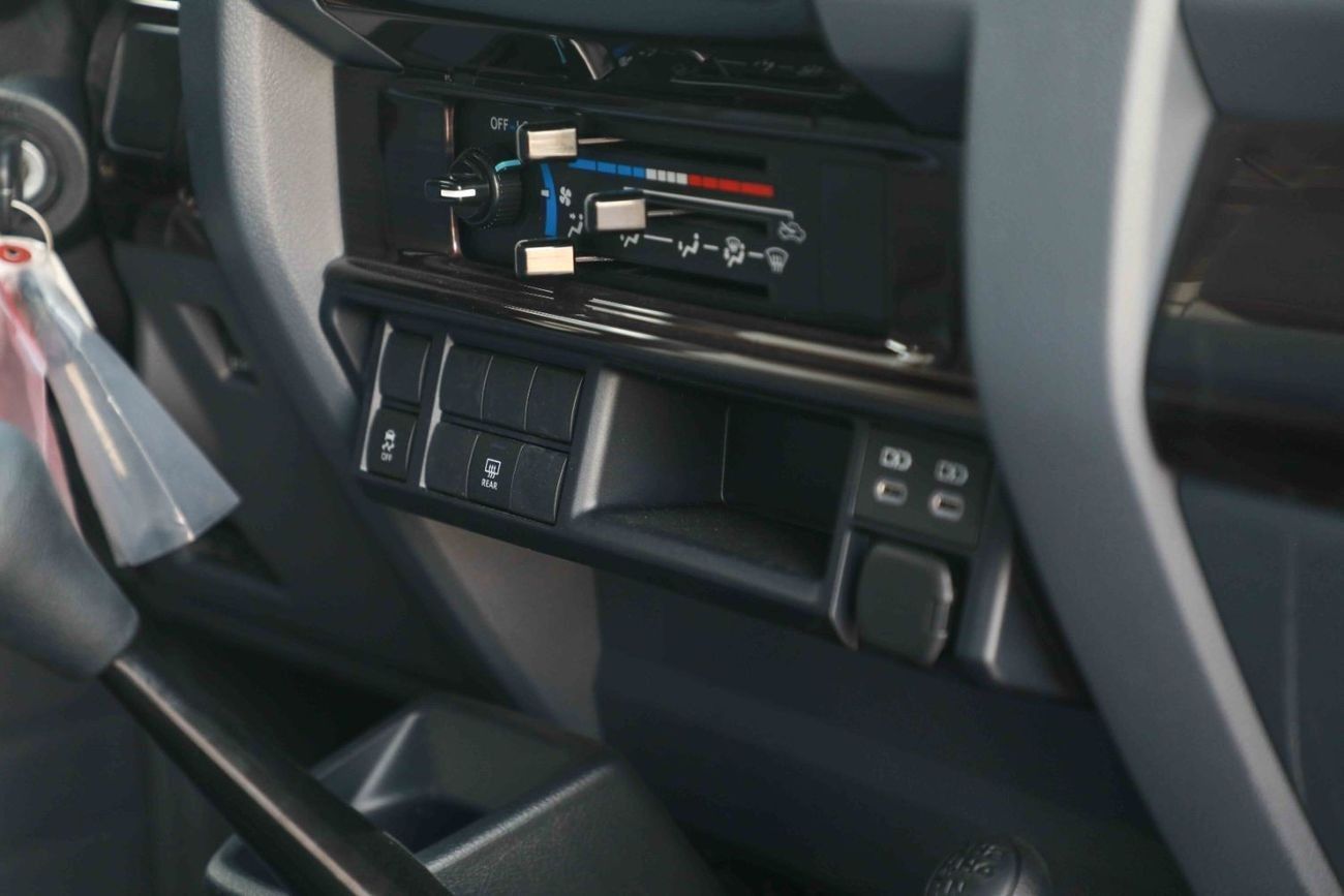 تويوتا لاند كروزر 70 2025 TOYOTA LC76 HARDTOP LX  B 4.0 - WHITE inside BLUISH GREY | Export Only