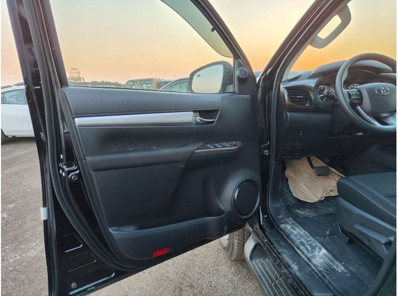 تويوتا هيلوكس SGLX TOYOTA HILUX 2.7 SR5 4x4 DOUBLE CABIN PETROL AUTOMATIC FULL OPTION 2025 MODEL