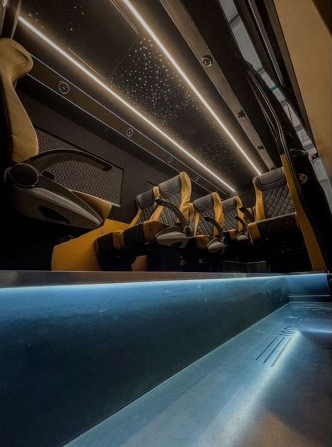 مرسيدس بنز سبرينتر 14 مقعد تحويل VIP كامل