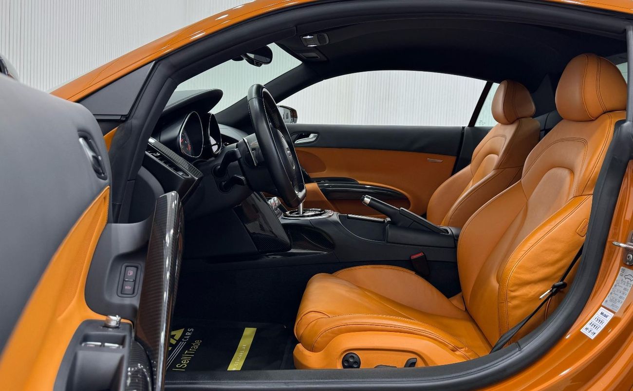 Audi R8 V8 AWD 4.2L (430 HP) 2015 Audi R8 Quattro Coupe V8, Full Service History, Carbon Fiber Package, Very