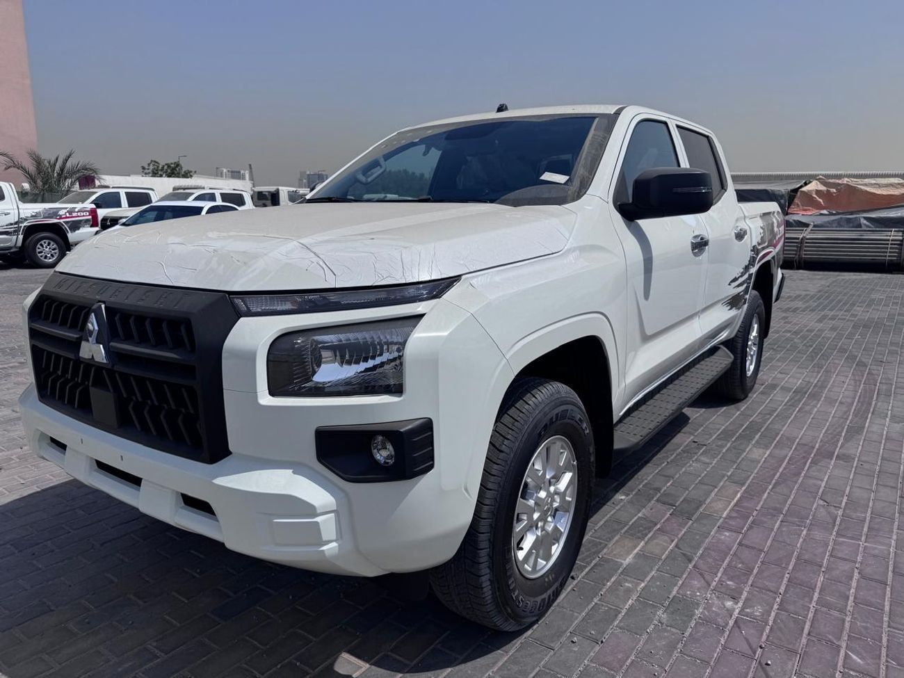 ميتسوبيشي L200 MITSUBISHI L200 Petrol Double Cabin 4WD 5MT 2.5L GLX -FULL OPTION_White