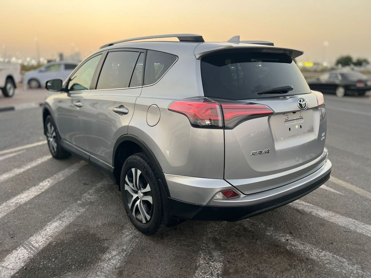 تويوتا راف ٤ 2017 Toyota Rav4 LE 2.5L V4 Mid Option - 4x4 AWD - Leather Seats -