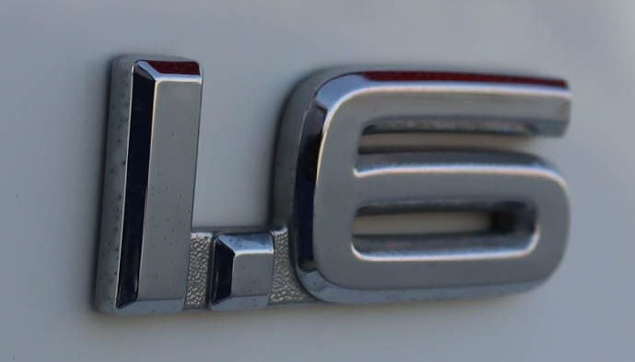 تويوتا كورولا سيارة تويوتا كورولا SE (E170) موديل 2017، سيدان بأربعة أبواب، محرك بنزين سعة 1.6 لتر، ناقل حركة أوتو