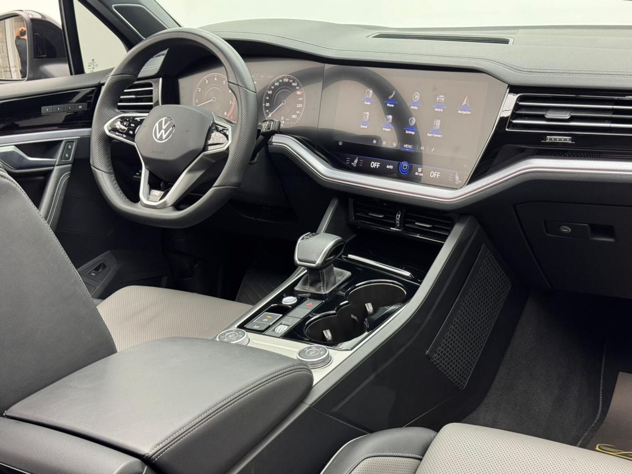 Volkswagen Touareg R-Line 3.0L 4WD 2023 Volkswagen Touareg R-Line, 2026 Volkswagen Warranty, 2028 VW Service Pack, GCC