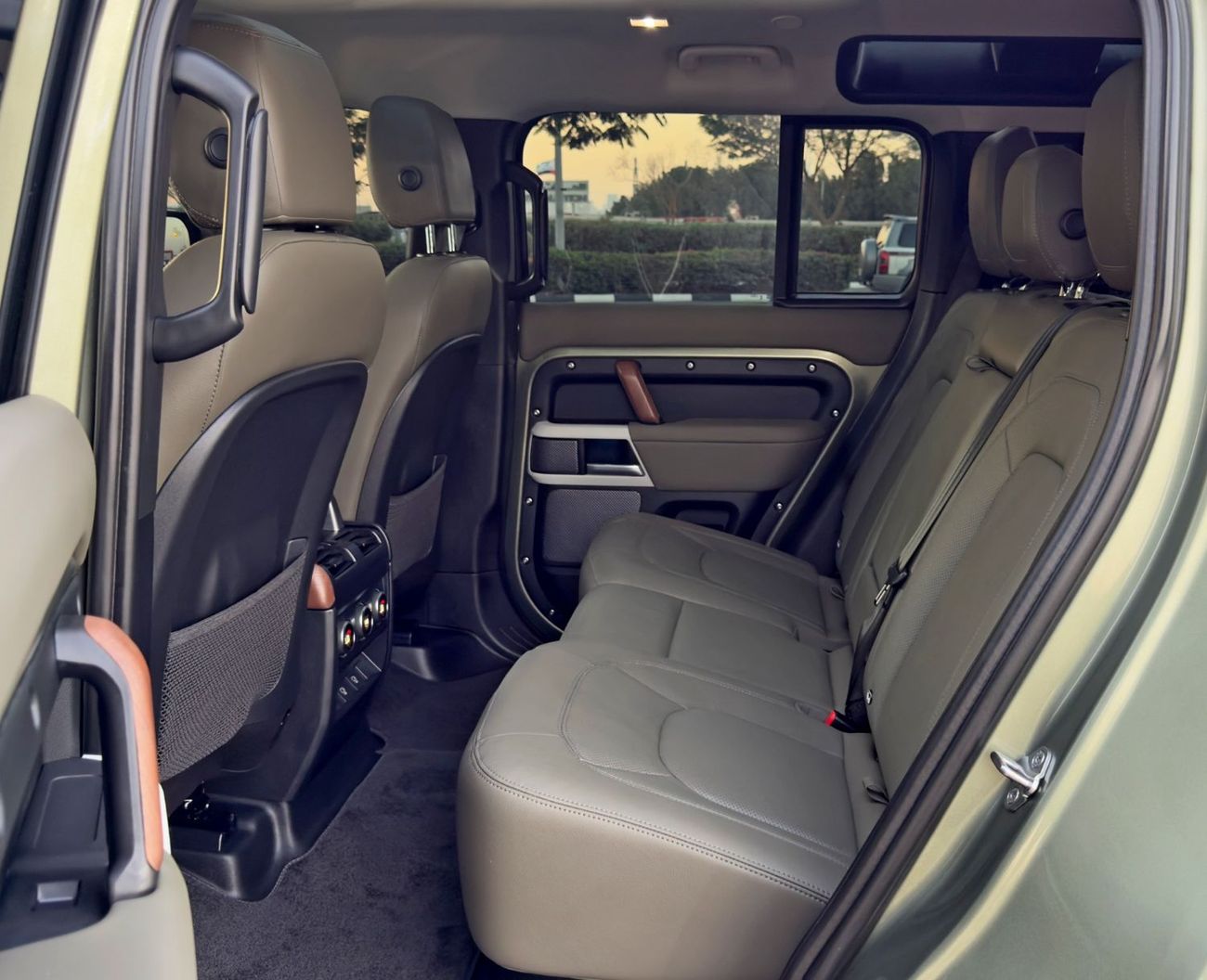 Land Rover Defender P300 110 2.0L (5 Seater) 2024 Land Rover Defender SE P300 (D110), Dealer Warranty, GCC Specification