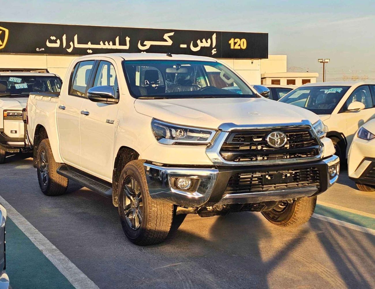 تويوتا هيلوكس SR5 WIDE BODY / 2.4L V4 DIESEL M/T / DVD CAMERA / PUSH START / FULL OPTION (CODE # HDMH2)