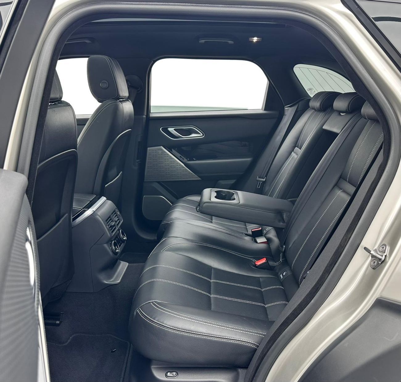 لاند روفر رينج روفر فيلار 2019 Range Rover Velar P250 SE R-Dynamic, 2026 Range Rover Warranty, 2029 Range Rover Service Contra