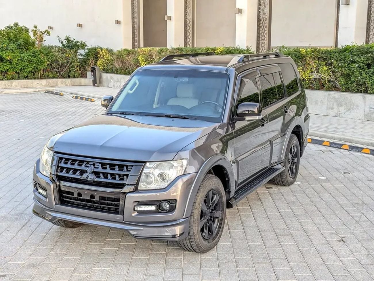 ميتسوبيشي باجيرو GLS MID OPTION GCC IN EXCELLENT CONDITION