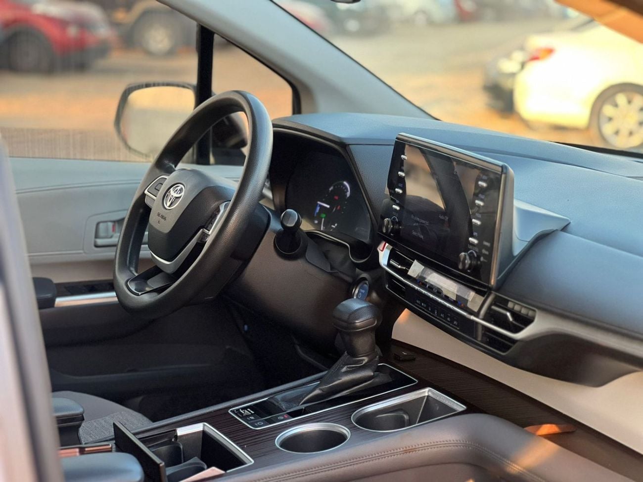 Toyota Sienna LE (NON GCC) 2021 Toyota Sienna Hybrid 2.5L V4 - 7 Seater Doors Full Auto With Radar -
