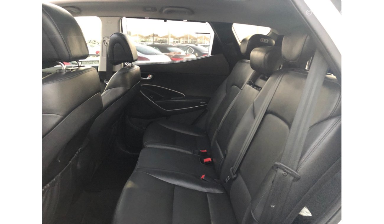 Hyundai Santa Fe Hyndi santafi model 2015 GCC car prefect condition low mileage panoramic roof leather seats Bluetoot