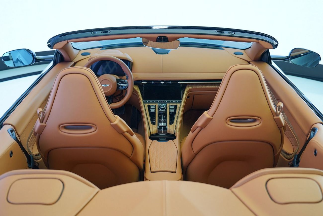 أستون مارتن DB12 VOLANTE V8