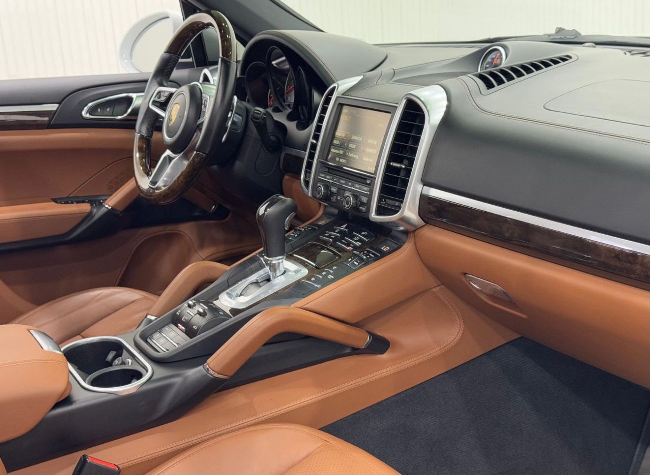 Porsche Cayenne S Platinum Edition 3.6L 2016 Porsche Cayenne S, Service History, Excellent Condition, GCC