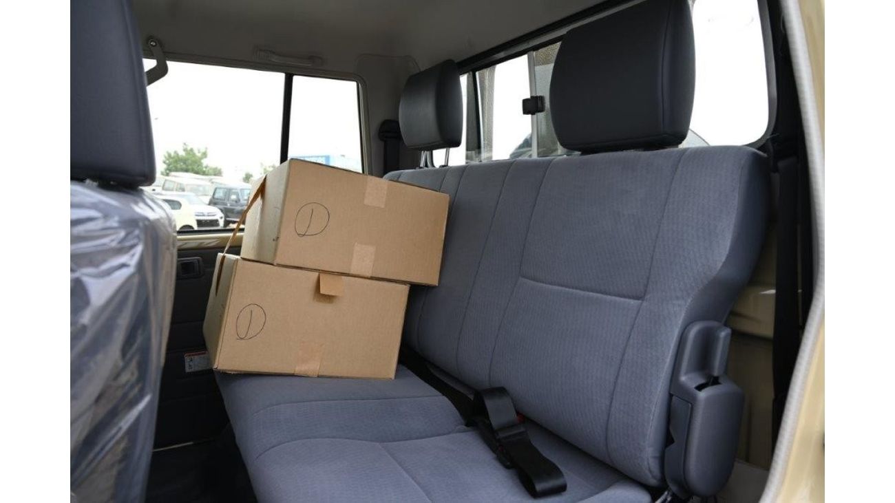 تويوتا لاند كروزر بيك آب Double Cab V8 4.5L Diesel MT with Front / Rear Diff Lock, Black Wheels, Winch