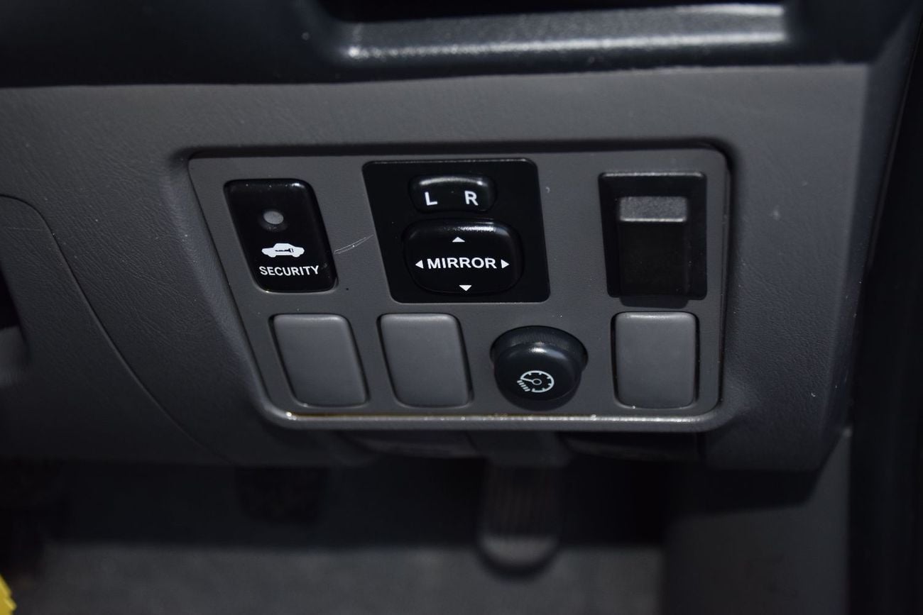 تويوتا هيلوكس DLX 4x4 Diesel 3.0L Right Hand (Export Only)