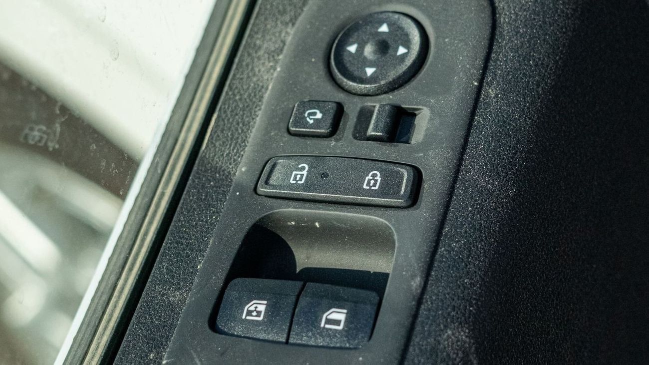 تويوتا هيلوكس GLS G SC 2.7L Petrol 4x4 with Diff Lock 2025YM