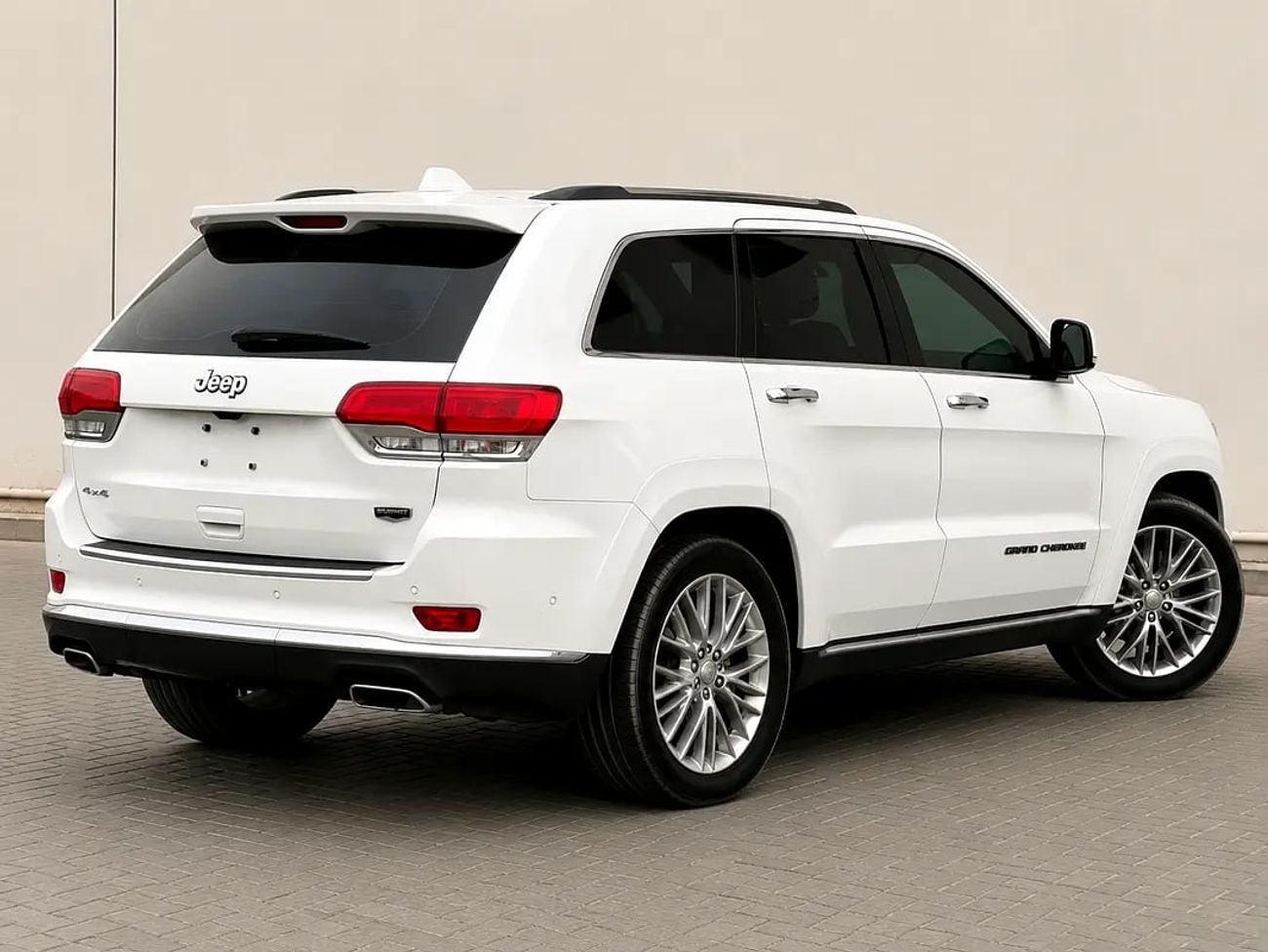جيب جراند شيروكي SUMMIT 1,338 | Summit | 5.7L HEMI V8 | GCC Specs
