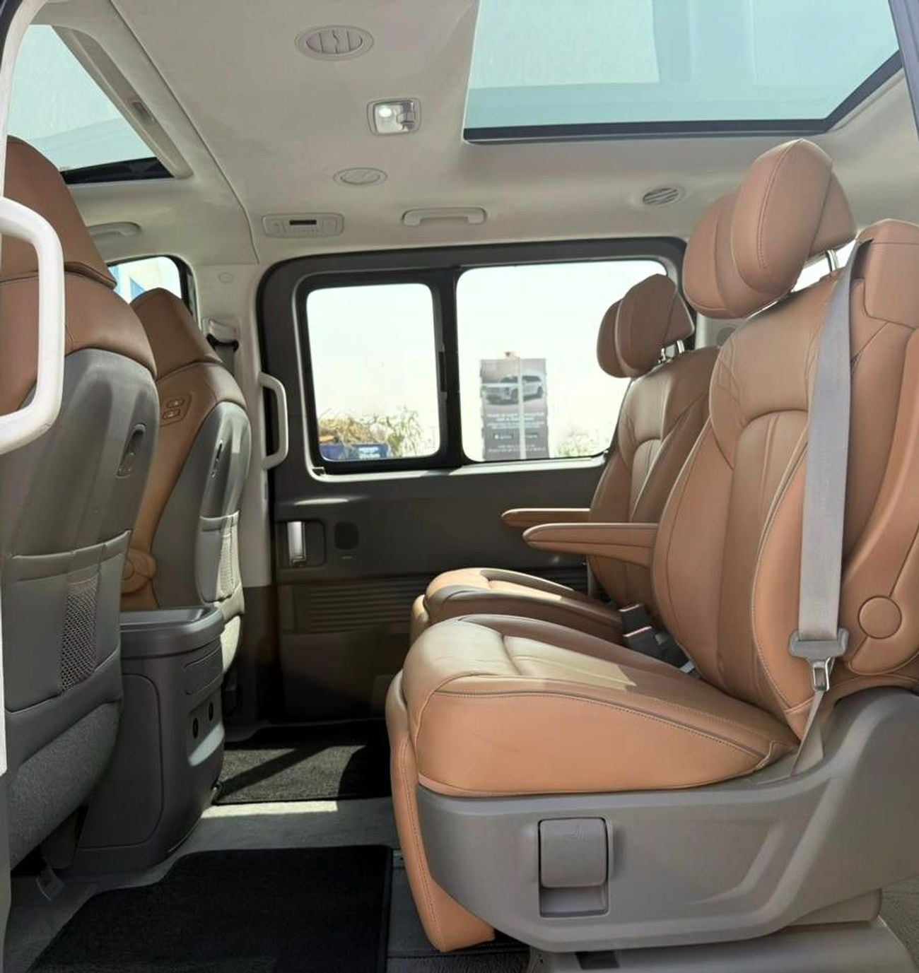 Hyundai Staria Luxury 3.5L HYUNDAI STARIA LUXURY | GCC SPECS | YEAR: 2024 | KMS: 35,800 | 5-YEARS WARRANTY | 5-YEAR