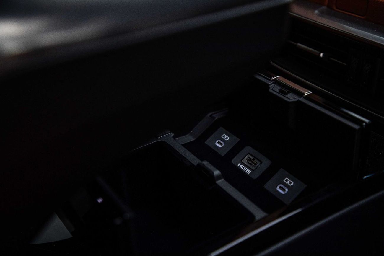 لكزس LX 700h VIP 3.5L - Graphite Black Inside VIP Sun Flair | Export Only