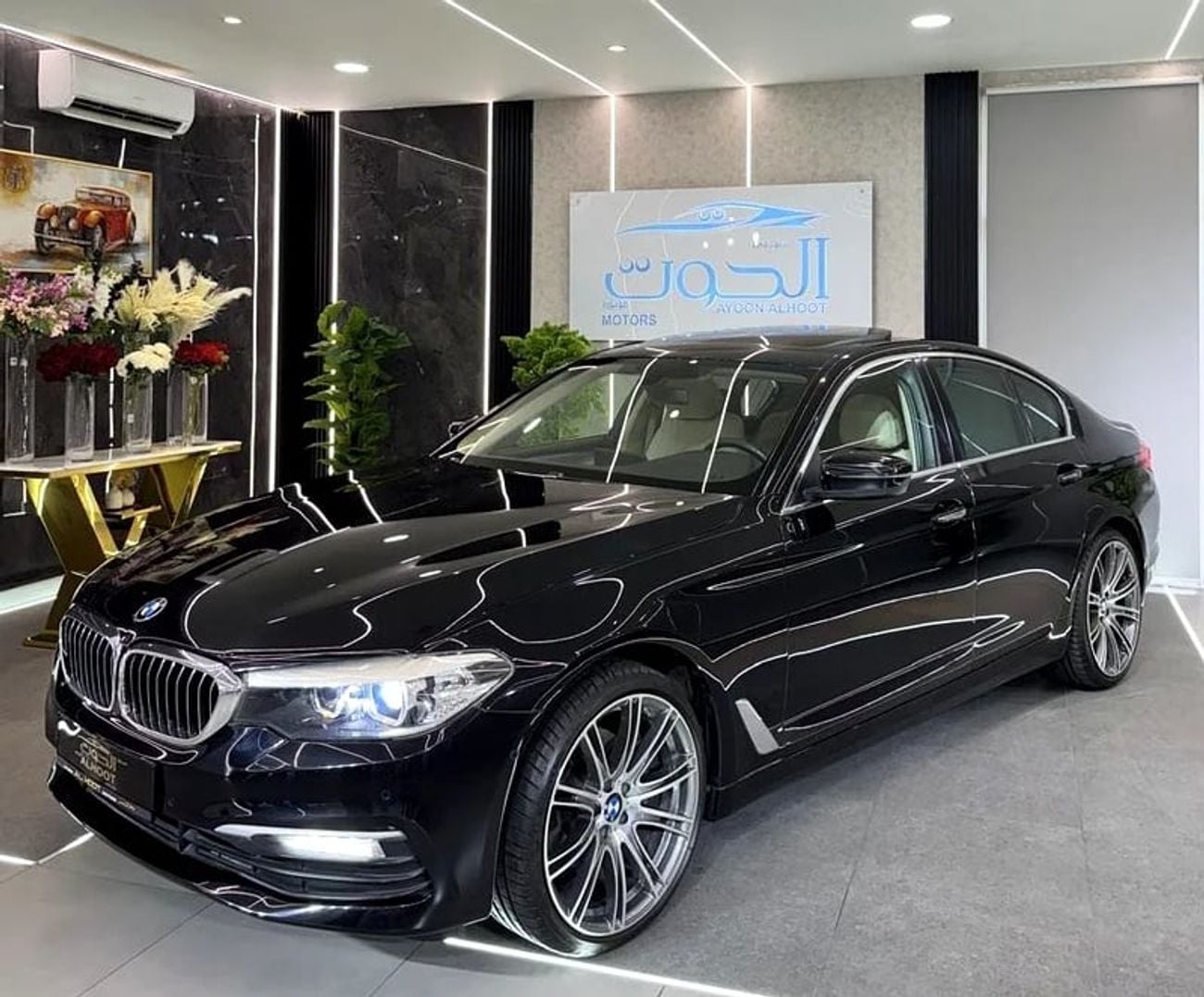 بي أم دبليو 520i EXCLUSIVE LUXURY ELITE BLACK 520i || TOP RANGE || GCC || SCREENS || LIKE