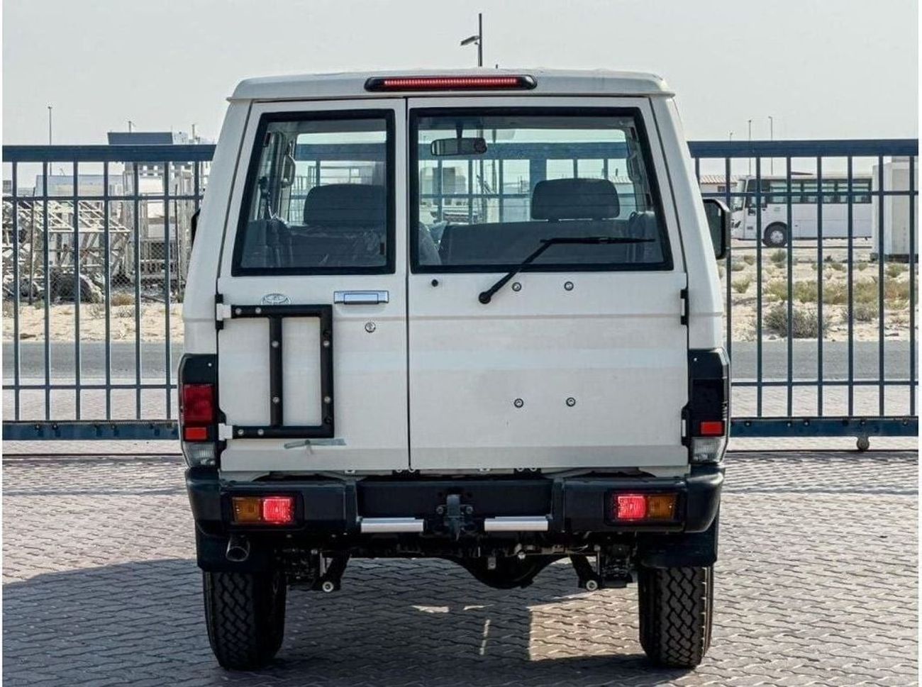 تويوتا لاند كروزر 70 2024 Toyota LC71 4.0 Hard Top - أبيض من الداخل رمادي مزرق | للتصدير فقط