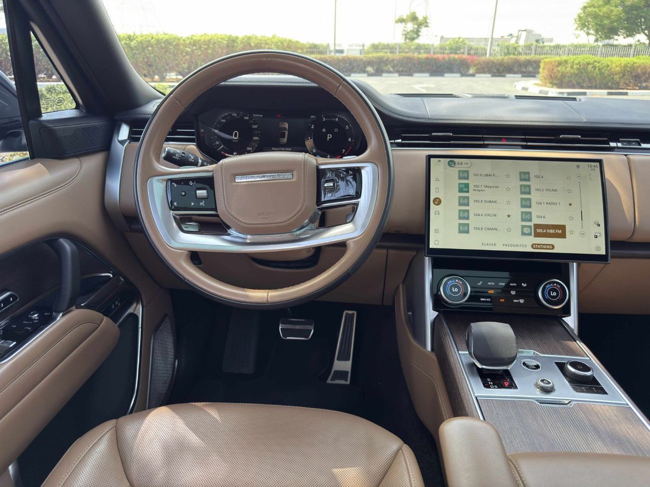 Land Rover Range Rover Autobiography P530 4.4L GCC SPEC NEAT AND CLEAN UNDER WARRANTY AND SERVICE