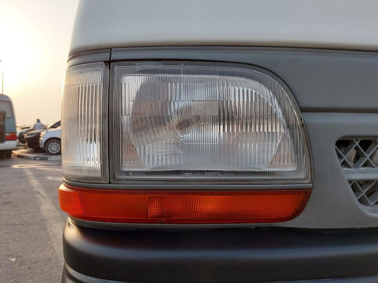 Toyota Hiace TOYOTA HIACE COMMUTER VAN RHD 2002 MODEL 3.0 L DIESEL AUTOMATIC(PM10827)