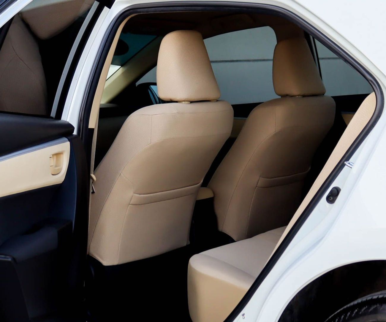 تويوتا كورولا سيارة تويوتا كورولا SE (E170) موديل 2017، سيدان بأربعة أبواب، محرك بنزين سعة 1.6 لتر، ناقل حركة أوتو