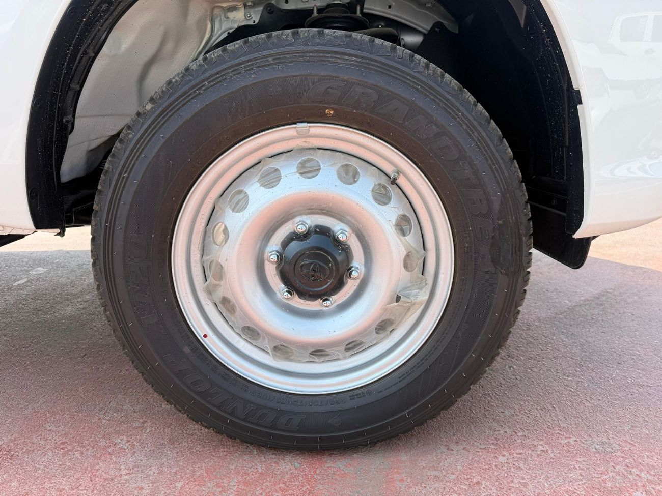 Toyota Hilux TOYOTA HILUX 2.4 L AT BASIC WHITE 2025- OMAN SPEC