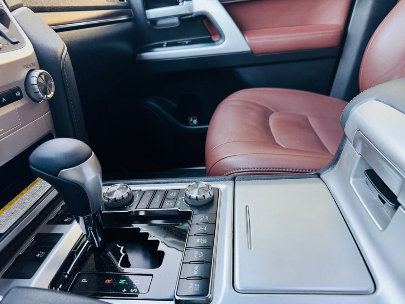 Toyota Land Cruiser VXR 5.7L 4WD