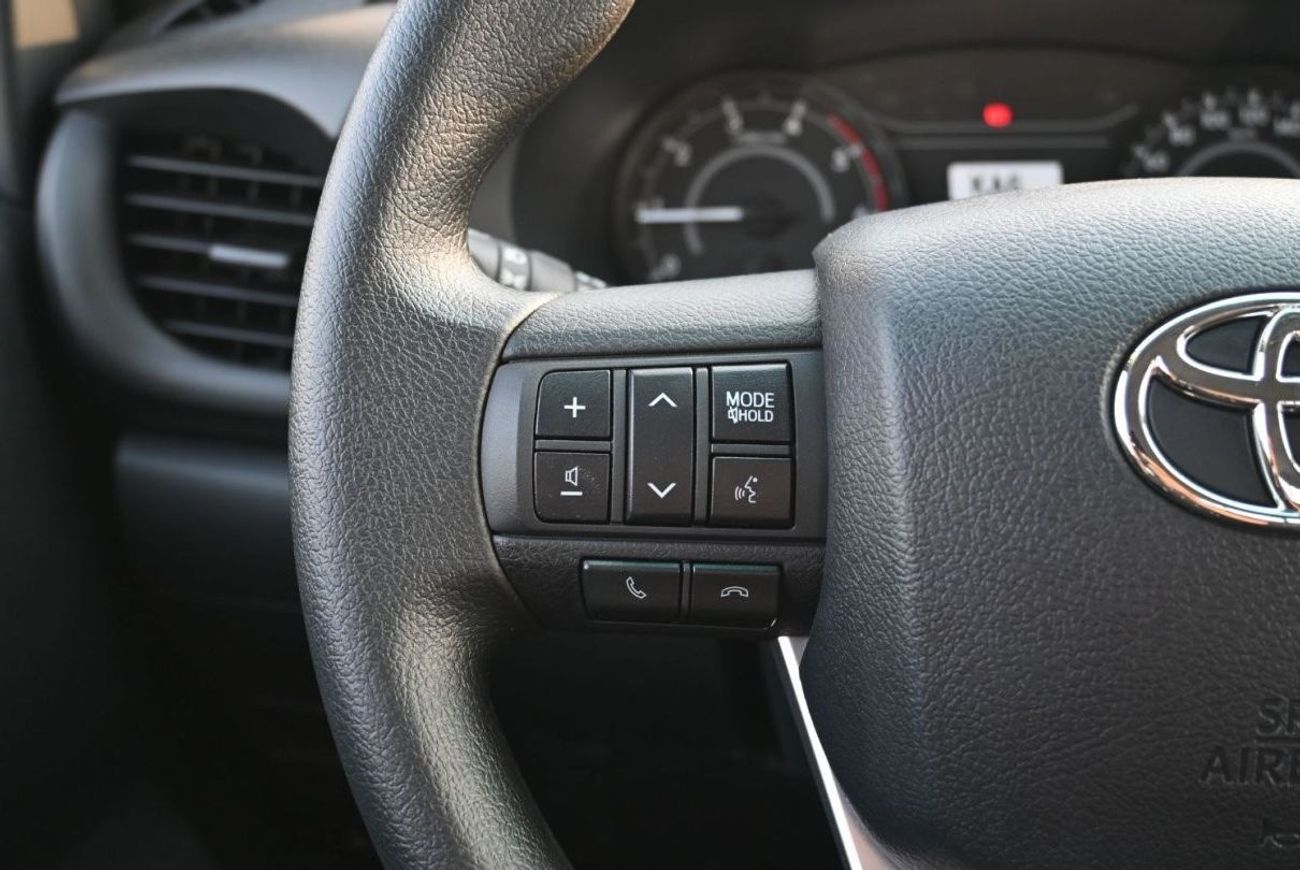 تويوتا هيلوكس Toyota Hilux 2.4L Diesel, Pickup, 4WD, 4Doors, M/T