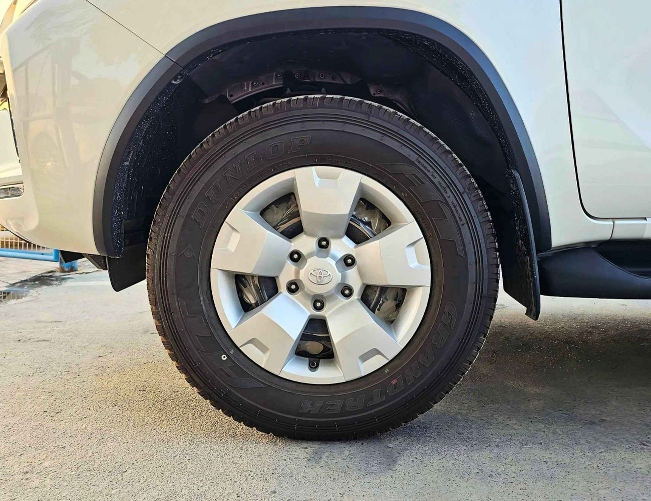 Toyota Fortuner SR5 / MID OPTION / 2.7L PETROL / AUTO AC / KEY START / (CODE # FPE1)