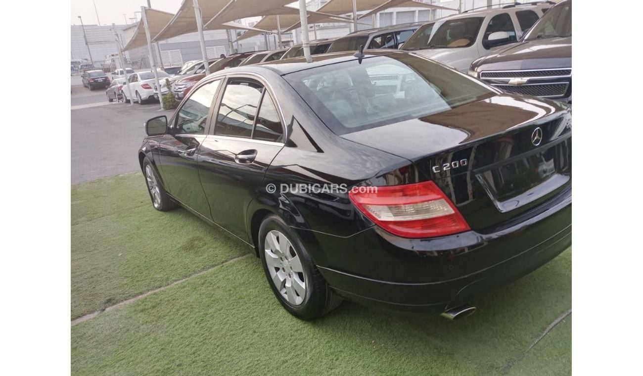 Mercedes-Benz C 200 Gulf model 2008, black color, cruise control, wheels, sensors, in excellent condition, you do not ne