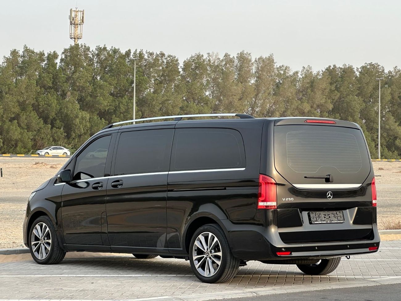 Mercedes-Benz V 250 Std 2.1L MERCEDES V-250 GCC 2024 ORGINAL PAINT // LOW MILEAGE // PERFECT CONDITION