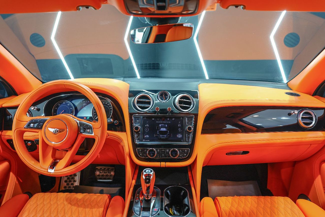 بنتلي بينتايجا W12, Carbon Fiber Body Kit, Panoramic Roof, Starlight Headliner, GCC Specs!!
