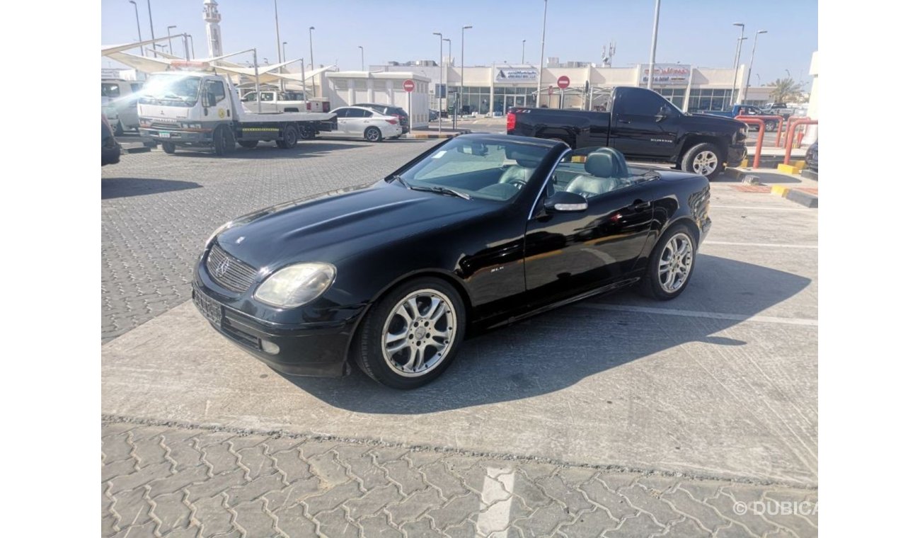 Mercedes-Benz SLK 320 2004 model in good condition