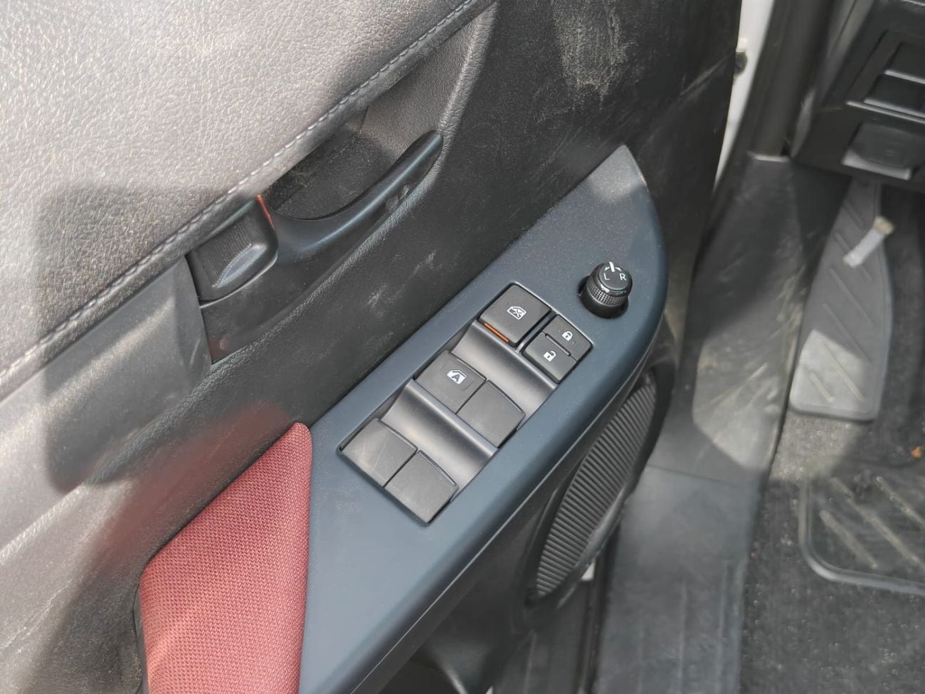 تويوتا هيلوكس 2026 Toyota Hilux white/red 2.4L diesel manual GCC spec mid option