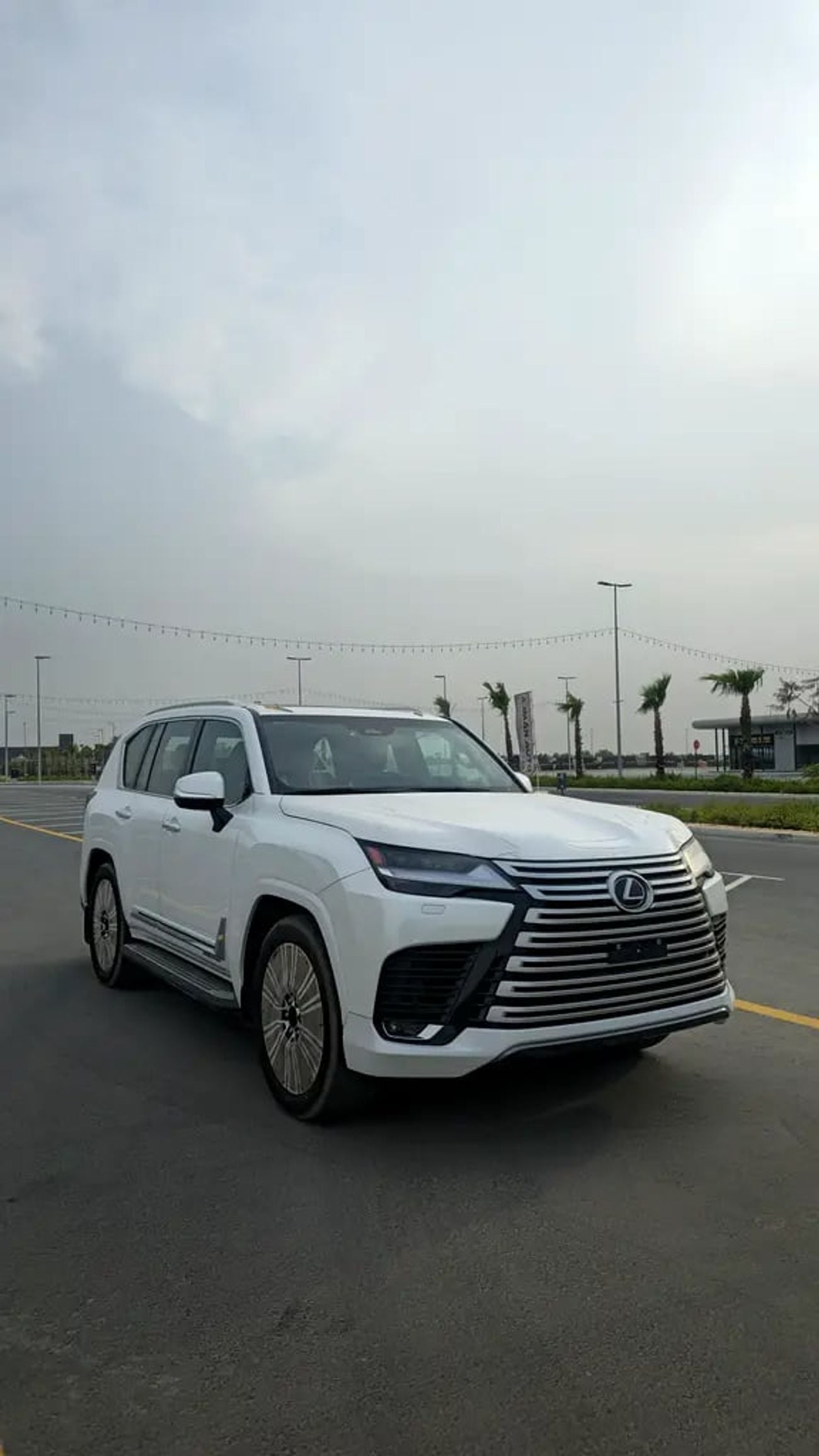Lexus LX600 SIGNATURE omani spec with park and soft door | GCC Specs | Brand