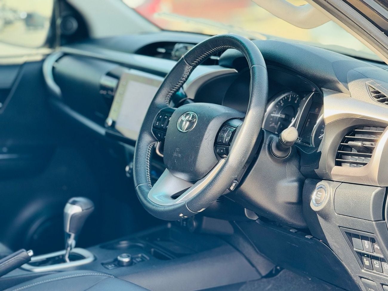 تويوتا هيلوكس Toyota HILUX Full option top of the range with some new options which  HILUX doesn’t have it