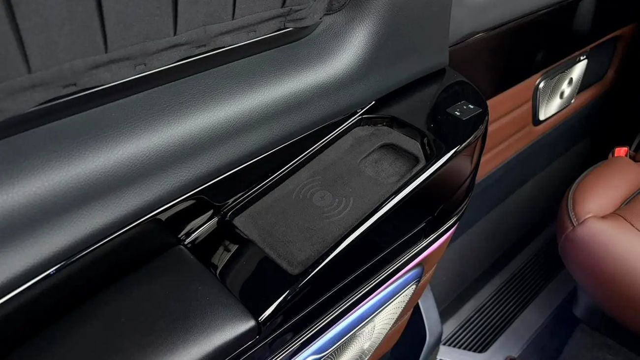 مرسيدس بنز V 300 ARRIVAL MODEL VIP MERCEDES GCC V300 with ADDITIONAL REAR AC - 2 Years Warranty by VLINE