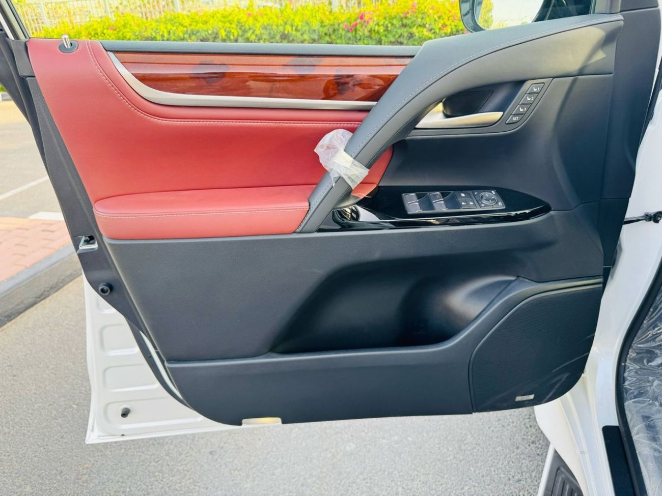 Lexus LX 570 Signature 5.7L GCC SPEC NEAT AND CLEAN LESS KILOMETER