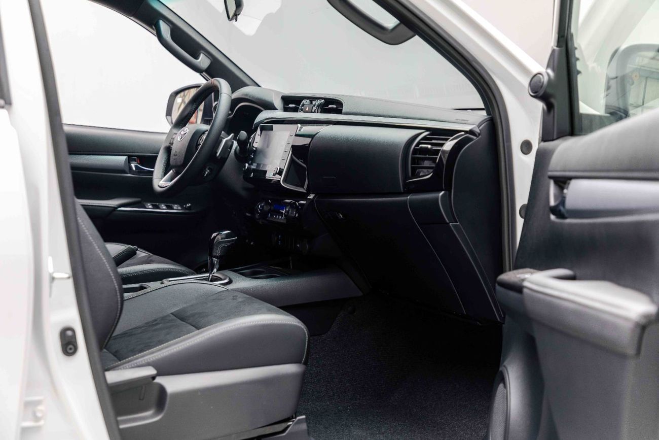 Toyota Hilux 4.0L - White Pearl + Black Me inside GR-S White | Export Only