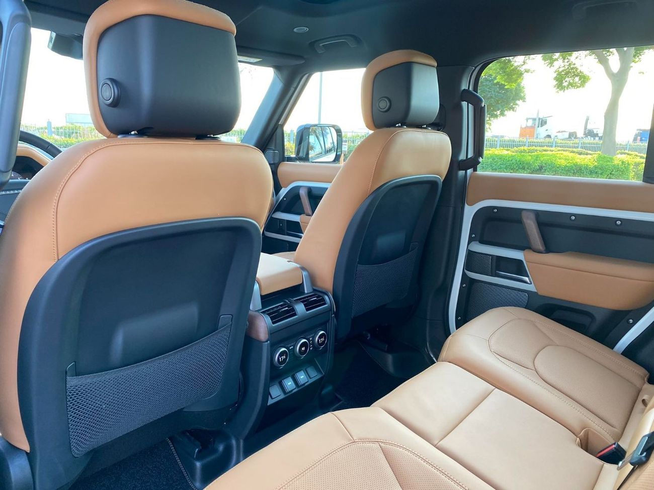 Land Rover Defender GCC SPEC UNDER WARRANTY AND SERVICE CONTRACT