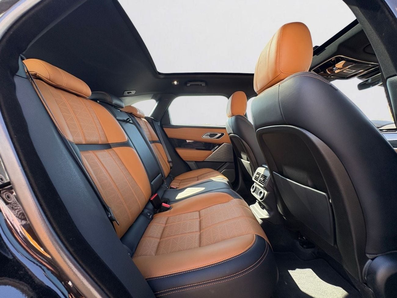 Land Rover Range Rover Velar P250 R-Dynamic SE 2.0L LUXURY R-DYNAMIC SE | RANGE ROVER VELAR P250 | PANORAMIC ROOF | 2.0L TURBO | 2019 GCC