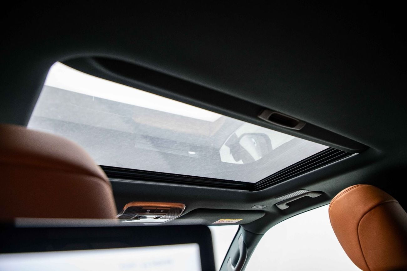 لكزس LX 700h VIP 3.5L - Graphite Black Inside VIP Sun Flair | Export Only