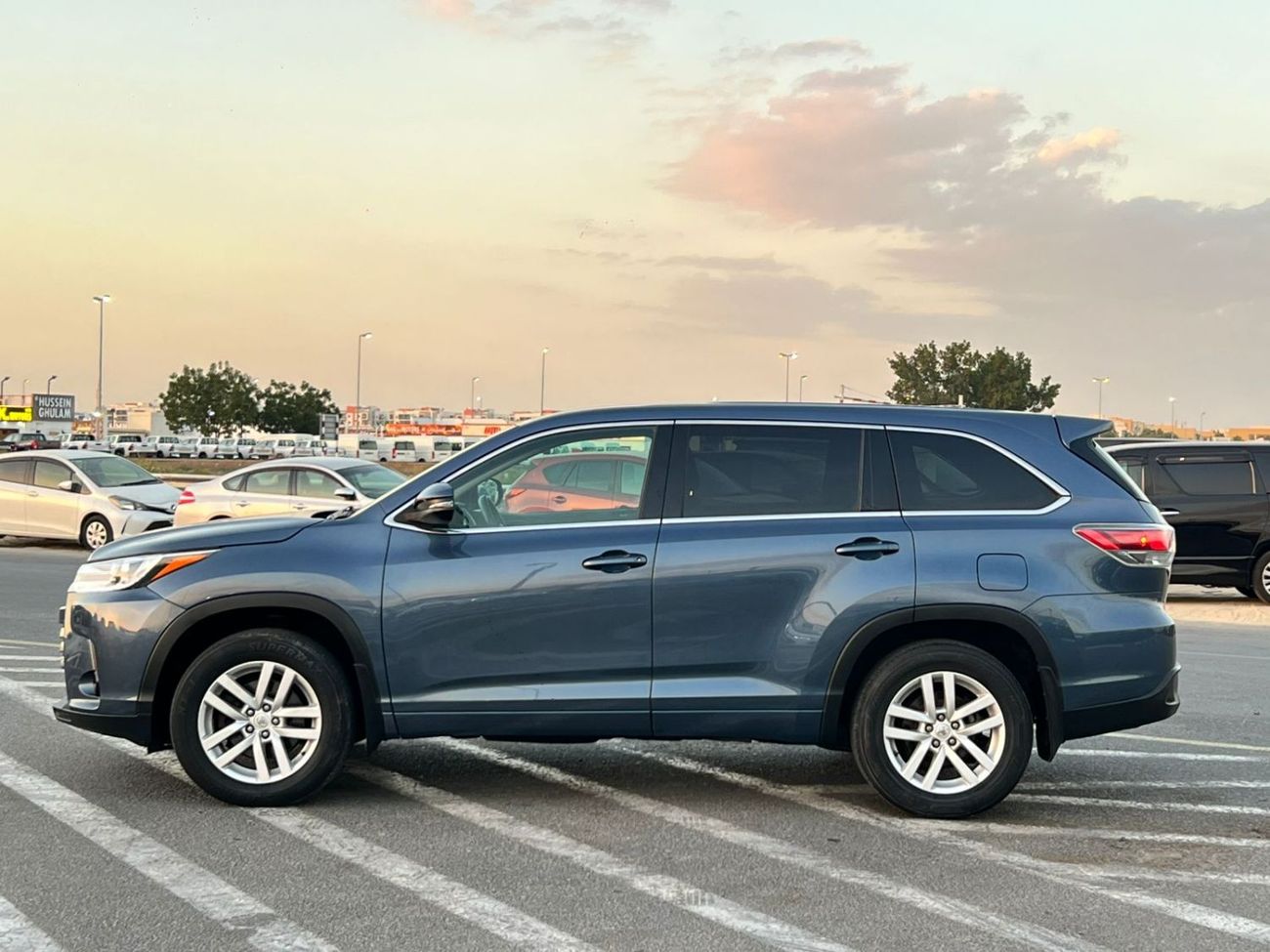 تويوتا هايلاندر 2015 Toyota Highlander MidOption - 3.5L V6 - 4x4 AWD Rear Camera - 7 Leather Seat- Auto Trunk
