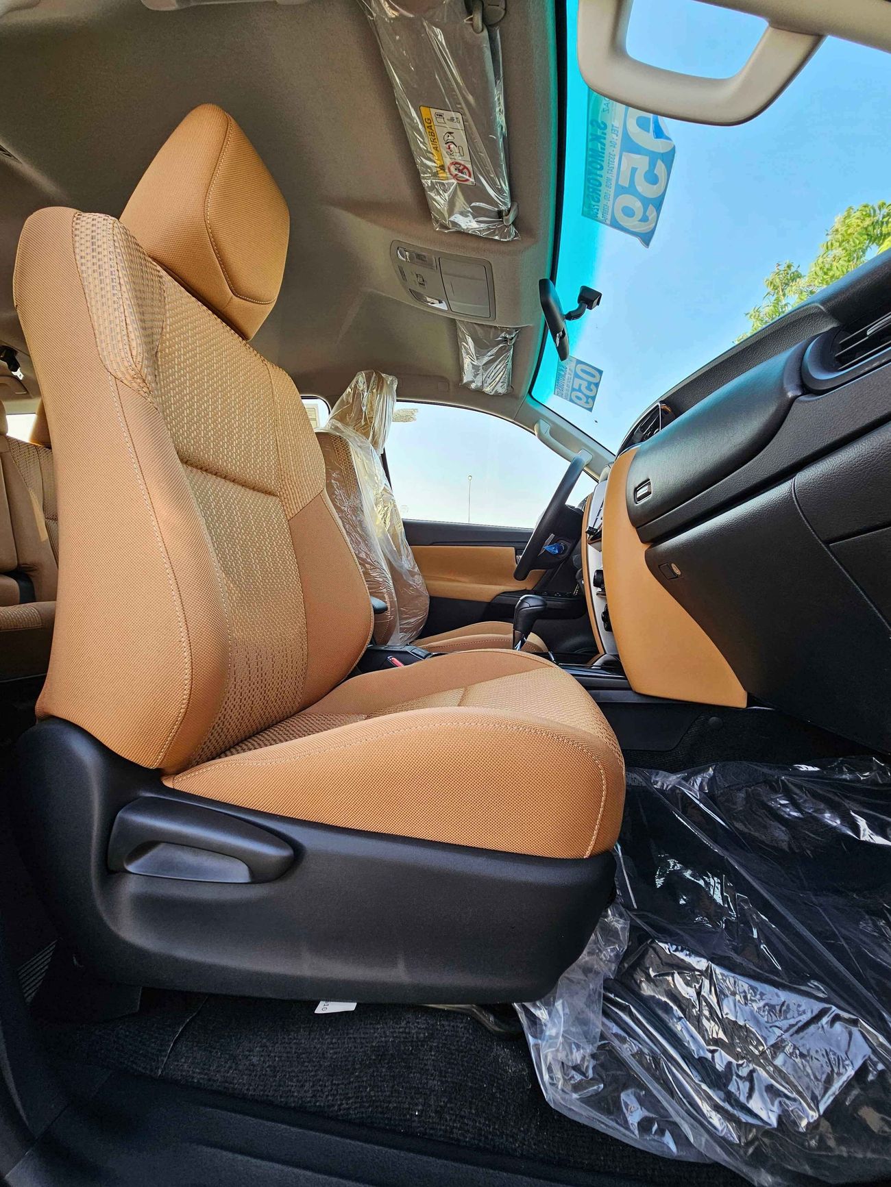 تويوتا فورتونر SR5 / 2.7L V4 PETROL / ALLOY RIMS / AUTO FOLDING SIDE MIRROR / 4WD /  (CODE # FP27F)