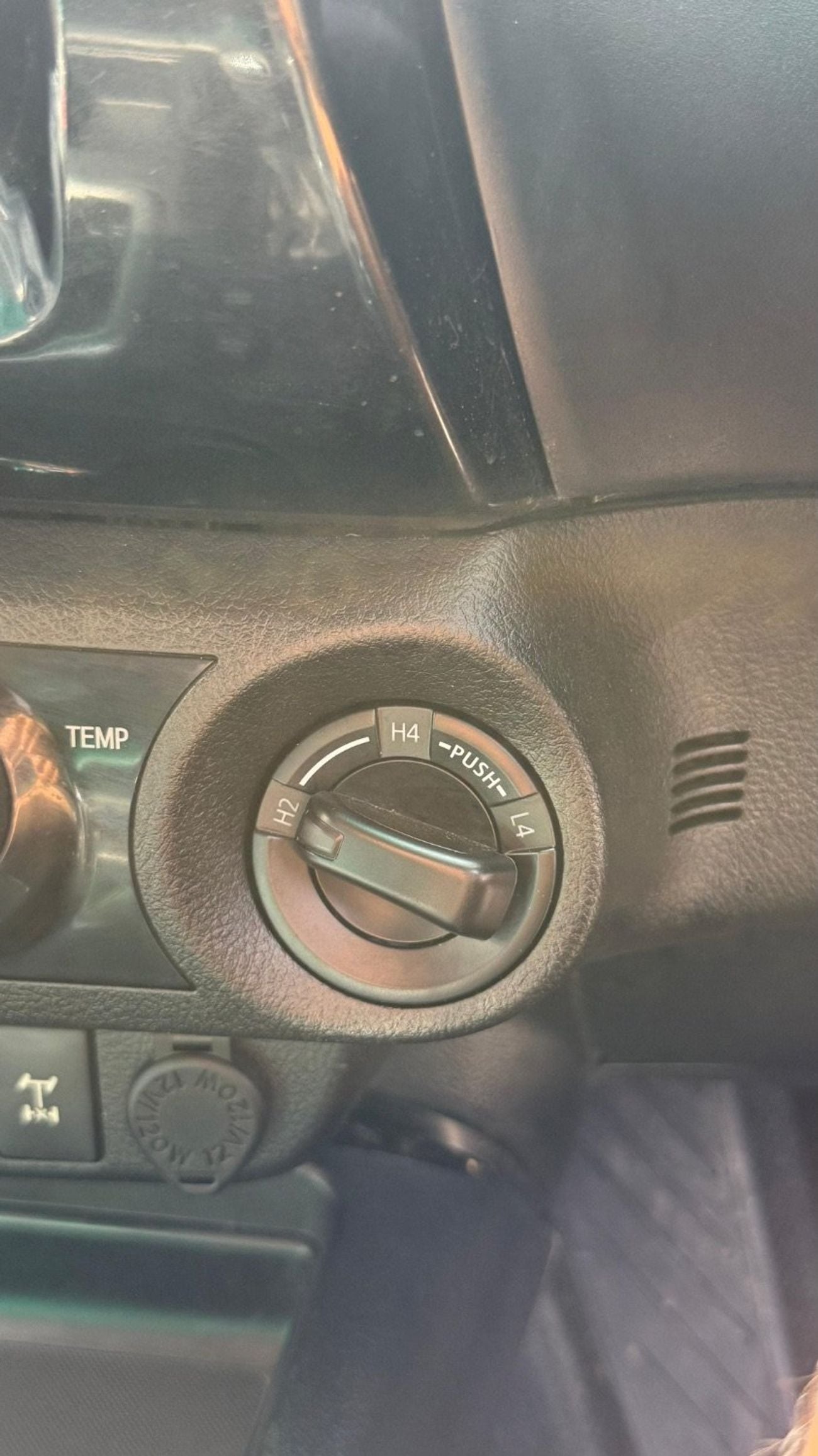 تويوتا هيلوكس SR5