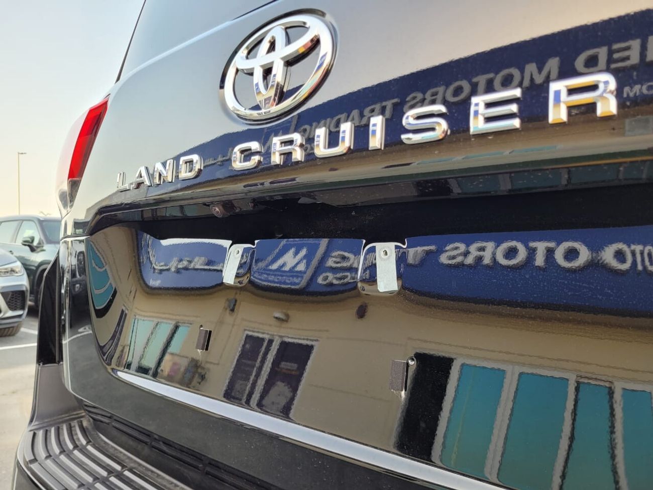 تويوتا لاند كروزر LC300 - RHD - 3.5 PET - ZX - 7 STR - Modellista Kit - MY 2023 - BLK_BEIG (FOR EXPORT ONLY)