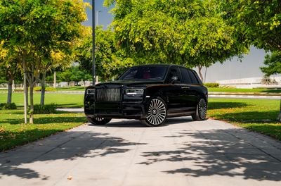 رولز رويس كولينان BLACK BADGE سيارة كاملة المواصفات، مفتاحان، طلاء أصلي، خالية من الحوادث، تحت الضمان وعقد الصيانة.
